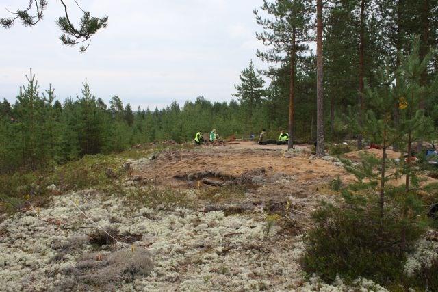 3. Kaivausalueiden sijoittuminen Kaivausalueet sijoitettiin Petro Pesosen laatiman suunnitelman mukaan vuoden 2012 tutkimusalueiden välittömään läheisyyteen. Petro Pesonen ja Johanna Seppä kävivät 23.
