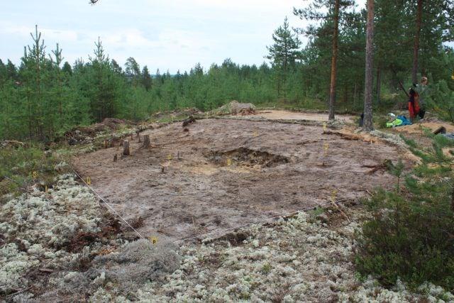 Vuoden 2012 kaivausalue 7b oli kaivettu osin tämän painautuman etelärinteeseen. Ennen turpeen poistoa alueelta poistettiin vuoden 2012 tutkimuksista jäänyt hiekkakasa.
