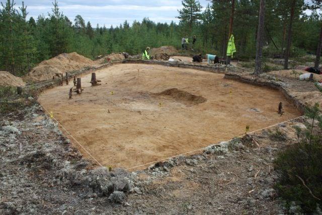 Painautuman keskellä kaivausalueen 7b itä- ja luoteispuolella oli yhä vaaleanharmaata likamaata.