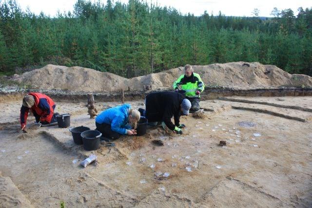 Oikealla kaivauslaueet tutkimusten päätyttyä. Kuvassa Tuija Väisänen, Päivi Jantunen ja Petri Suomala. Kuvattu kaakosta.kuvat Esa Mikkola, Arkeologiset kenttäpalvelut, 24.9.2014 8.