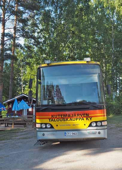 Kutemajärven kauppa-auto palvelee karavaanareita Kutemajärven talouskaupan kauppa-auto aloitti liikennöinnin Laamalansaaressa viime keväänä, ja monelle karavaanarille se on ollut nähtävyys.