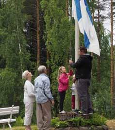 tervehdyksellä, yhteislauluilla ja lipun nostolla päättyen kokkoon ja haitarinsoittoon