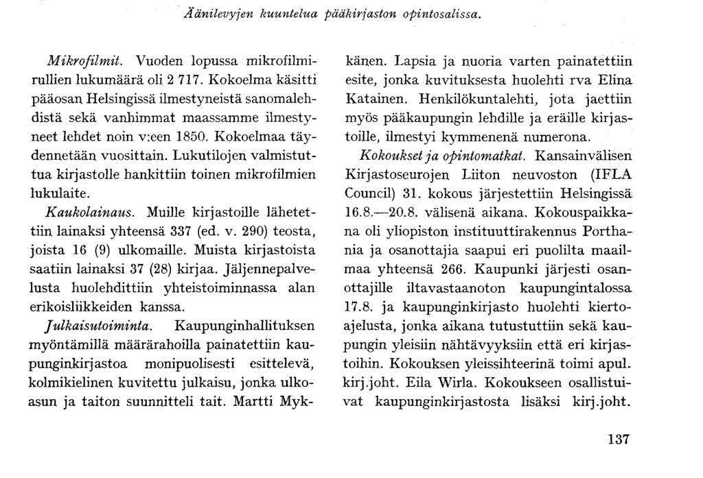 Äänilevyjen kuuntelua pääkirjaston opintosalissa. Mikrofilmit. Vuoden lopussa mikrofilmirullien lukumäärä oli 2 717.