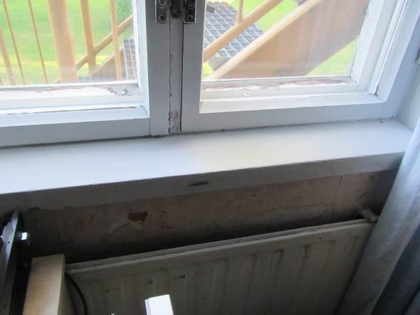 WO-00533750 7(30) Kuva 5. Mon/opett -tilassa ikkunan alapuolella tapetissa kosteuden aiheuttamiksi viittaavia jälkiä. 6. Ulkopuoli 6.1.