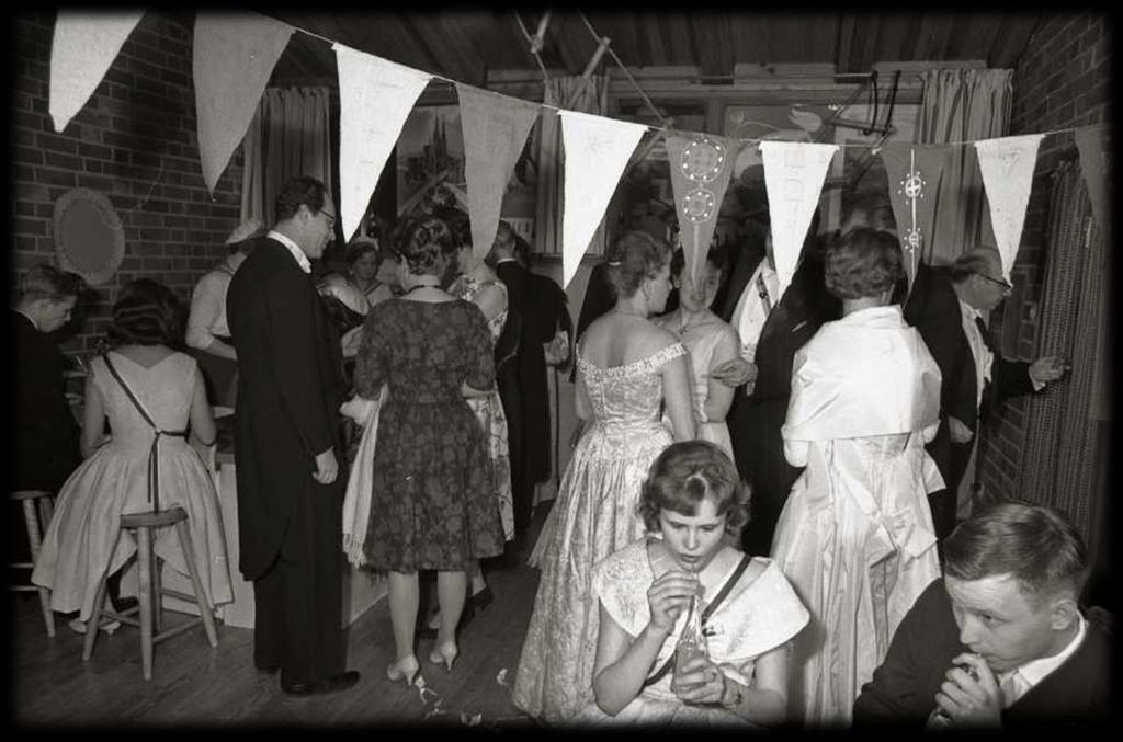 Kasvatusopillisen korkeakoulun vuosijuhla v. 1960 Juhlatunnelmissa eli muutenkin koko Internaatti, ja kellon lähestyessä 19ää, meitä oli käytävässä aika liuta ihailemassa tyttöjen kauniita pukuja.