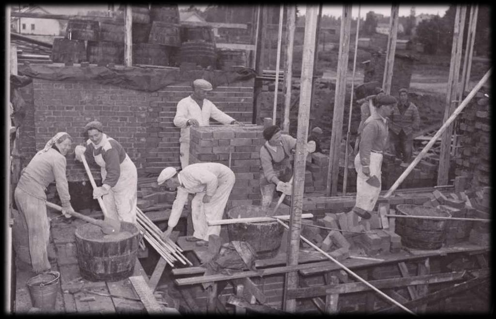 Lozzin rakennustyöt vuonna 1952 Sotien aikana ja niiden jälkeen rakennustyömailla työskenteli paljon naisia