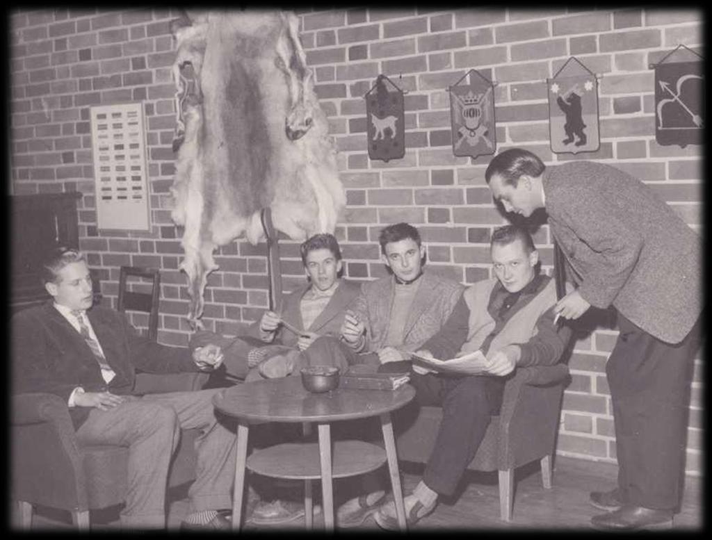 Miesopiskelijoita kerhohuoneella 1950-luvun lopulla Varsinkin miesopiskelijat kokoontuivat
