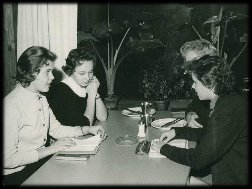 Opiskelijoita ruokala Lozzissa 1950-luvun lopulla Aterioita jaettiin niiden suuren koon ja opiskelijoiden tiukan taloudellisen