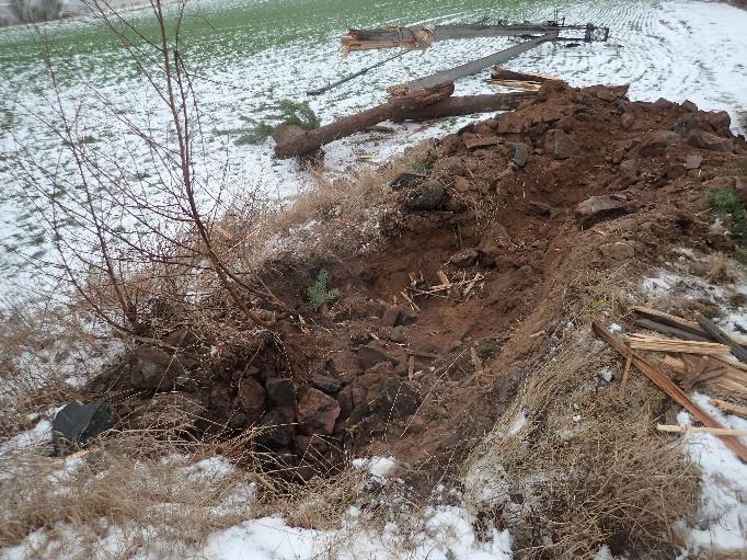 Sähköpylvään kaksi jalkaa olivat maassa noin 2 metrin syvyydessä ja ne oli yhdistetty toisiinsa poikkipuulla noin 50 cm korkeudelta tyvestä mitaten.