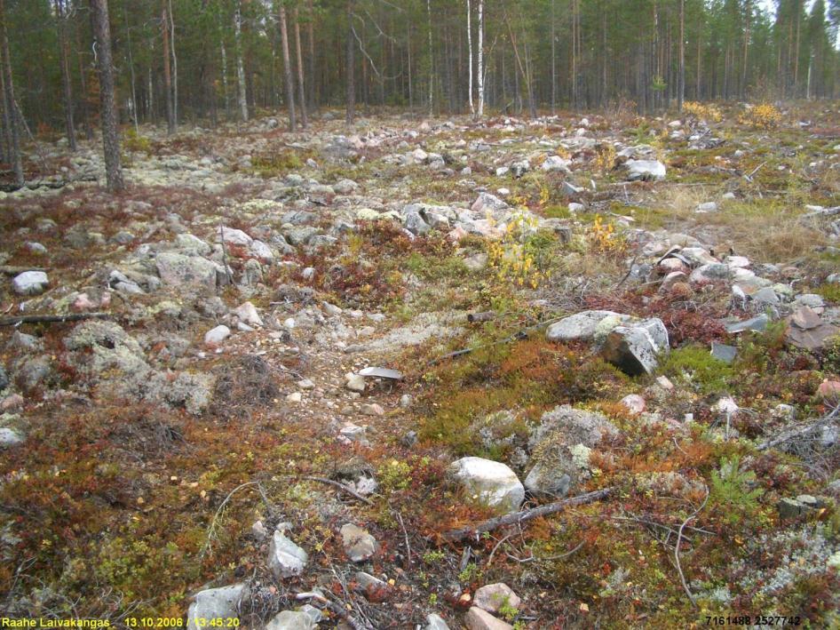 kivikkoiseen maahan tehtyä nelisivuista painannetta, joissa on oviaukon paikat näkyvissä.