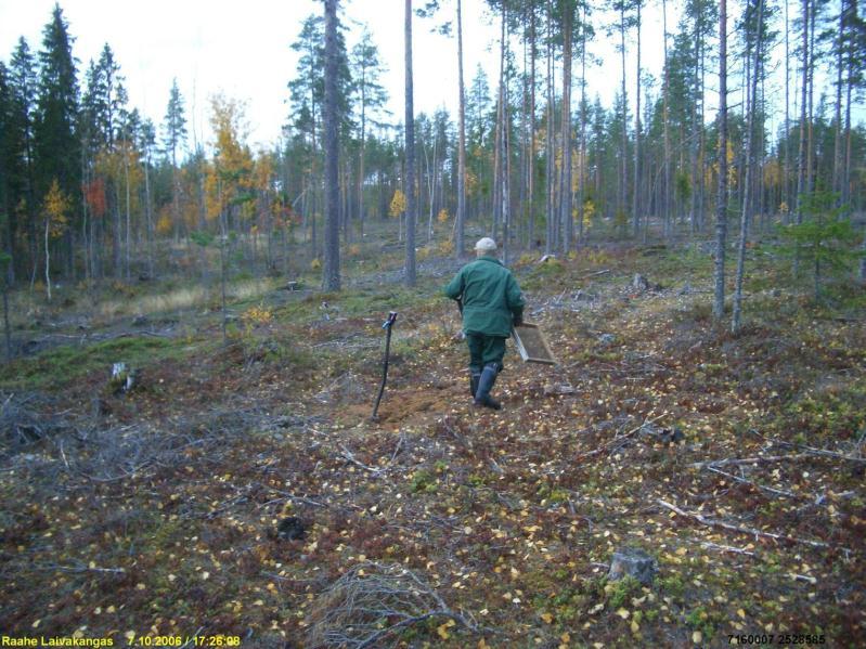 Paikalla on länteen, suohon laskeva hiekkainen rinne, muinainen kaareva lahdenpohjukka.