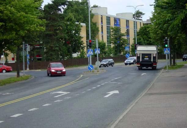 Liikennelaskennat 2005 Olarinkatu - Kuunkatu 32010 AHTK= 0.87 moottoriajoneuvoa / vrk kaistaleveydet Valo-ohjattu 3.5 3.5 0,0 Nopeusrajoitus 40 km/h IHTK= 0.96 3.5 0,0 0 0,0 0,0 AHT%= 7.9 3.