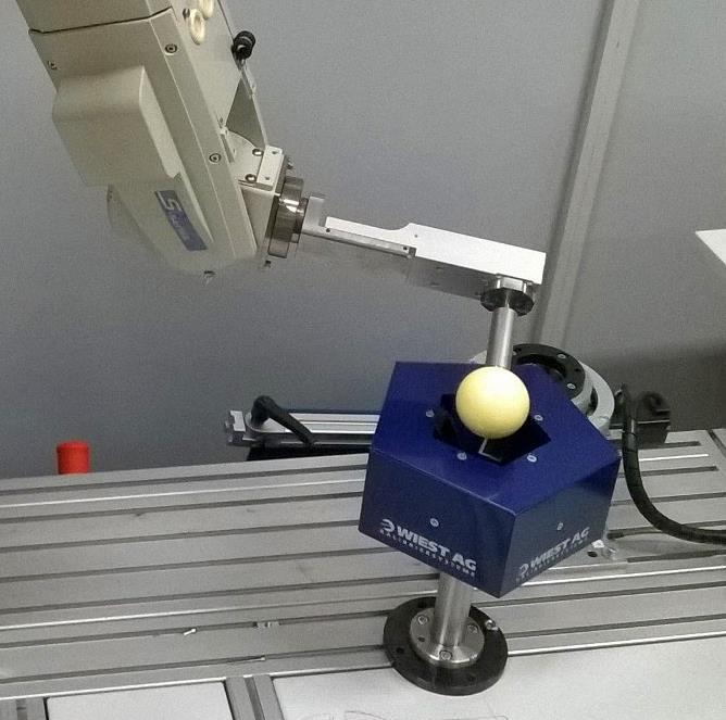 19 4 MITTAUSTEN TOTEUTUS Robottien tarkkuuden mittaamisessa päädyttiin käyttämään kahta toisistaan poikkeavaa menetelmää, jotka olivat kääntyvänivelisten teollisuusrobottien kalibrointiin käytettävä