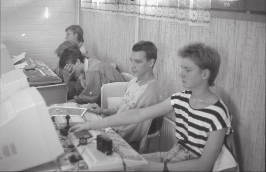 MikroBitin Bittileirit kokosivat 1980-luvulla yhteen mikroharrastajia. Nuorta osallistujakaartia vuodelta 1988. Kuva: Mikro- Bitin kuvakokoelmat. yleisemmistä atk-harrastajia kiinnostavista ilmiöistä.