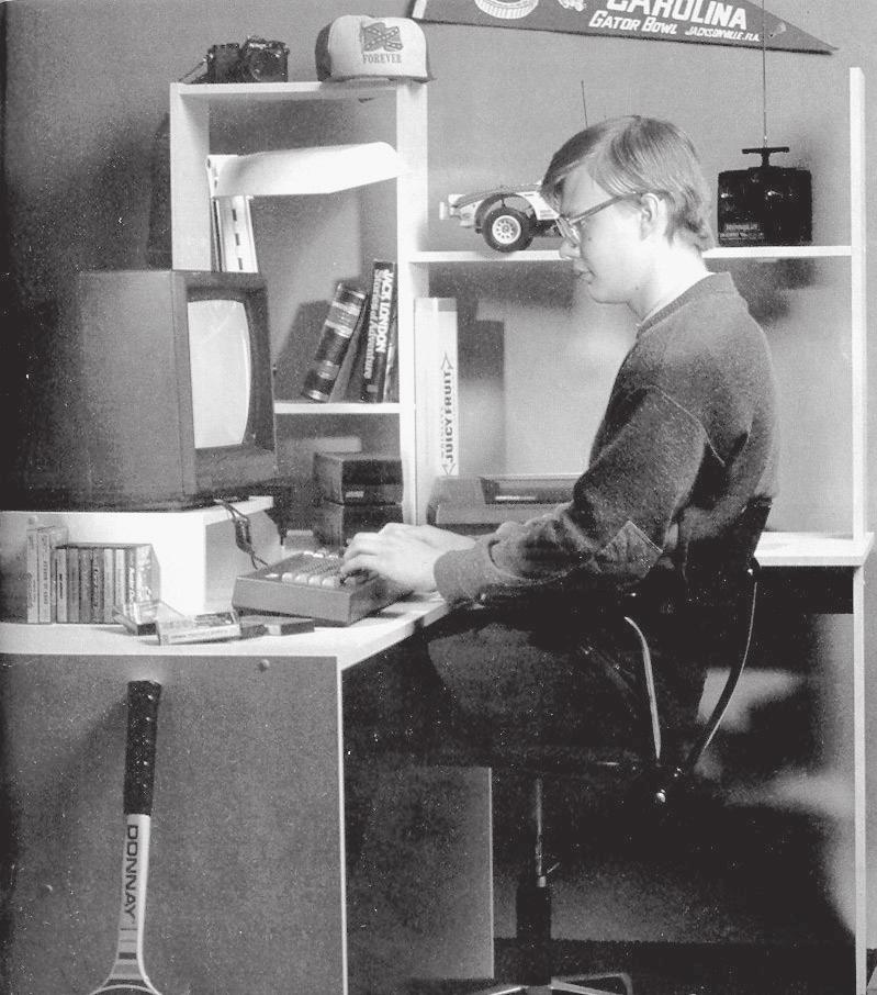 Kotitietokoneiden mainoksissa nuoret miehet ja pojat nostettiin uuden teknologian keskeisiksi käyttäjiksi. Kuvassa Toptronicsin Amstrad-tietokoneiden mainos keväältä 1985. Kuva: MikroBitin kokoelmat.
