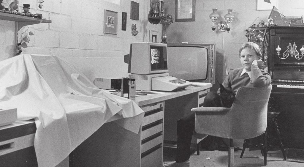 Nuoret atk-nerot saivat runsaasti julkisuutta 1980-luvulla. Harri Hursti aloitti tietokoneammattilaisen uran 15-vuotiaana. Mikro- Bitti esitteli hänet kesällä 1984. Kuva: MikroBitin kokoelmat.