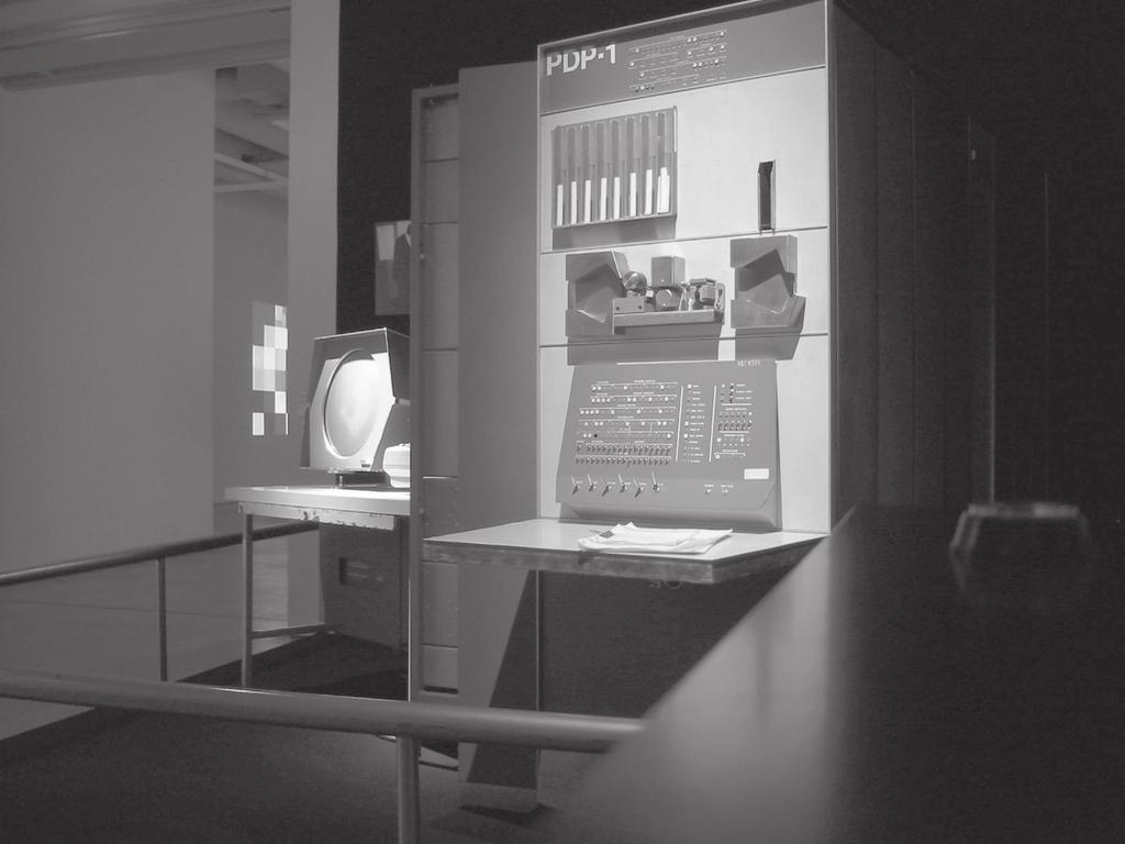 Space War (1962) toimi alunperin PDP-1-minitietokoneessa. Kuva on Helsingin Tennispalatsissa järjestetystä Game On -näyttelystä loppuvuodelta 2003. Kuva: Matti Faler.