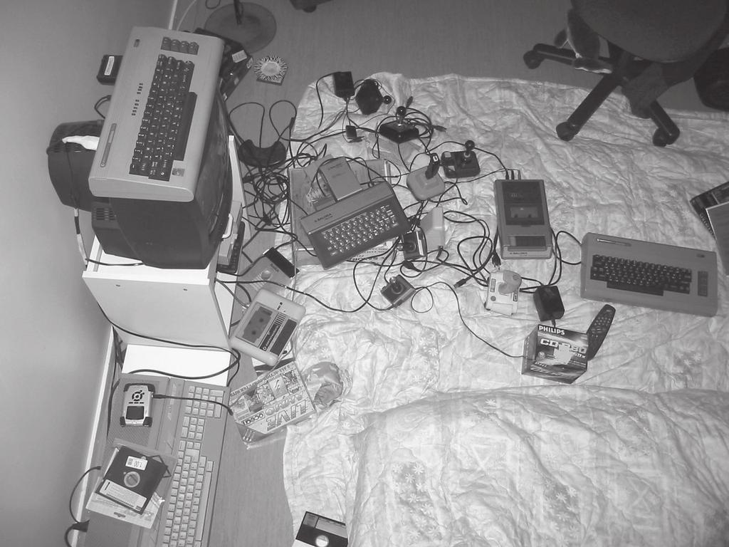 Retrogaming-harrastus on pitänyt vanhan tietokonepelikulttuurin hengissä. Harrastajien pelisession jälkiä keväältä 2004. Kuva: Matti Faler.