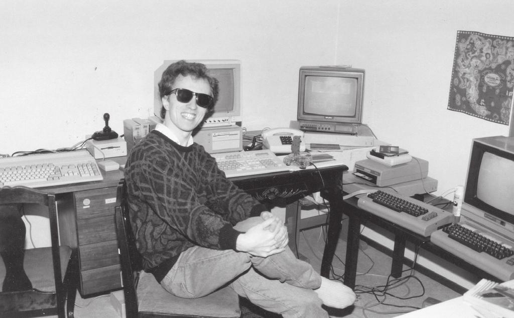Jukka Tapanimäki, oli peliohjelmoijana itseoppinut. Jukka työvälineidensä keskellä vuonna 1987. Kuva: MikroBitin kokoelmat. seikkailuscifin juonenkäänteitä.