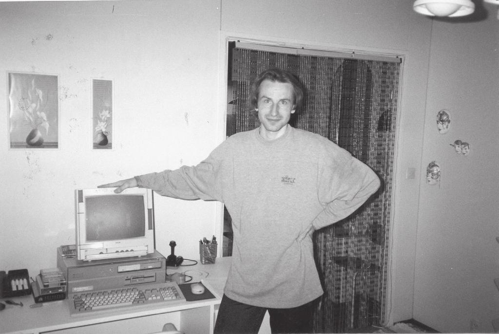 Amiga-harrastaja Tomi Jaskari nojaa Amiga Zone BBS:ään kesäkuussa 1993. Kuva: Esa Heikkinen, MikroBitin kokoelmat. Amigan osuus kotimikromarkkinoilla alkoi voimakkaasti taantua.