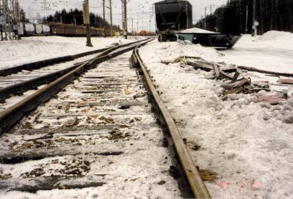 The first empty Russian wagon of the group of wagons that were pushed along track 229. Kuva 7. Vaihtotyöveturin työntämän vaunuryhmän törmääminen tavarajunan kylkeen Kouvolassa 28.2.1998.