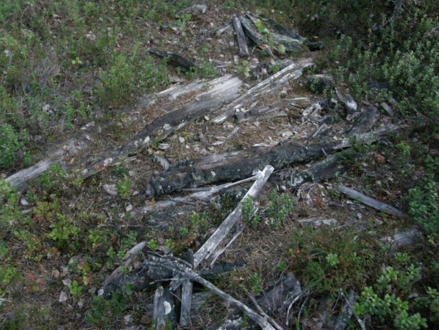 Vallit näyttävät koostuvan hiekasta ja turpeesta, mutta alarinteen puoleisen vallin sisäpinnalla näkyy vaakasuora lahonnut paksu puunrunko tai hirsi useiden metrien matkalla.