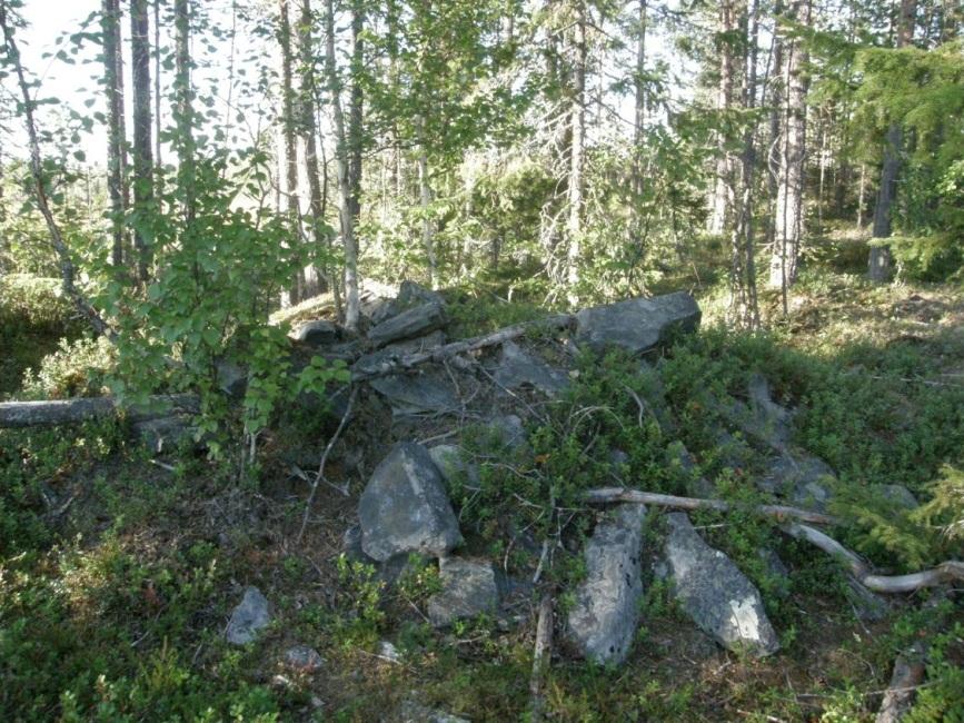 25 Sammallampi 1. Liuskekivestä rakennetun tulisijan jäännös rakennuksen eteläkulmassa. Kuvattu pohjoiskoilliseen. Sammallampi 1. Rakennuksen lounaisosan jäänteitä.