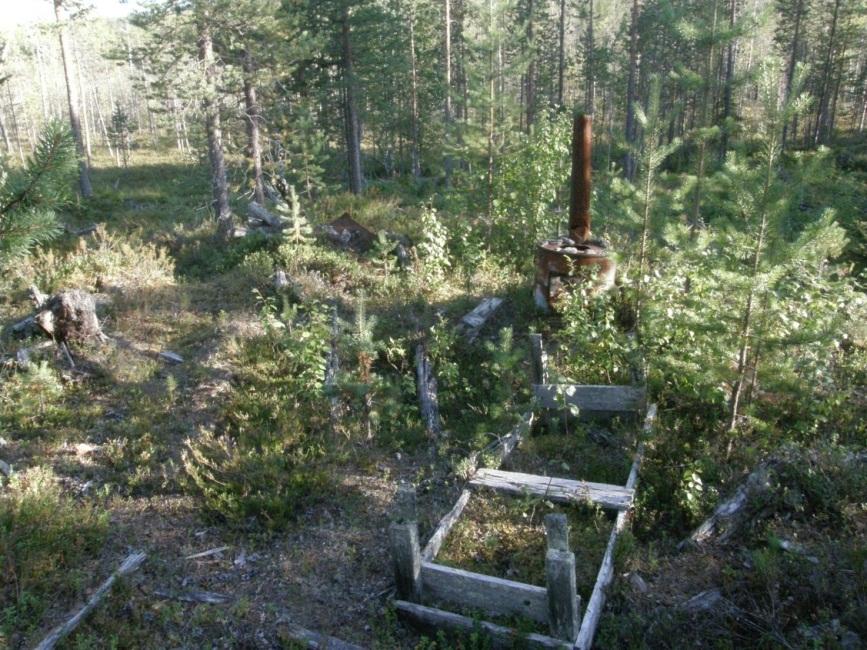 26 Huomiot: Paikalla on pienen kämpän tai erämajan jäännös. Rakennuksen koko on ollut noin 3 m x 2 m.