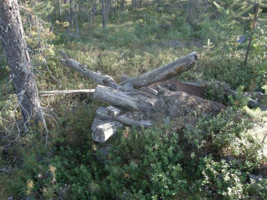 27 Sammallampi 2. Seinien jäänteitä ja nurkkasalvos perustusten ulkopuolella. SODANKYLÄ 610 SAMMALLAMPI 3 Mjtunnus: Rauh.