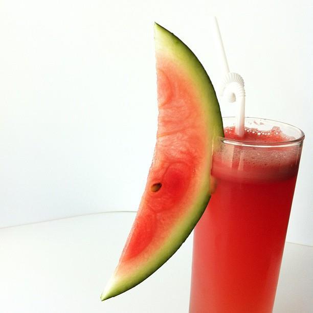 Terveellisen smoothien ohje (kirjasta: Piippo, Sinikka 2014: Mielen ruokaa. Ravinnon vaikutus muistiin, jaksamiseen ja henkisen tasapainoon. Minerva.
