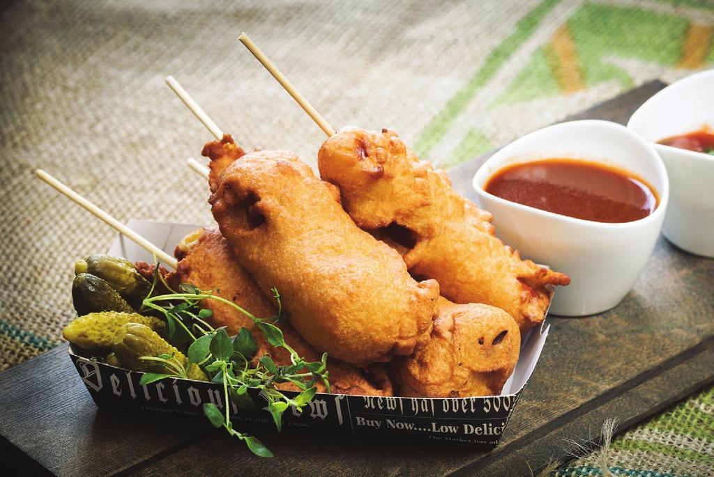 Corn Dogs Tee itse tai osta valmiita isoja nakkeja! Lisäksi tarvitset varrastikkuja ja rypsiöljyä uppopaistamiseen. Sekoita kaikki kuivat ainekset. Lisää muna ja maito.