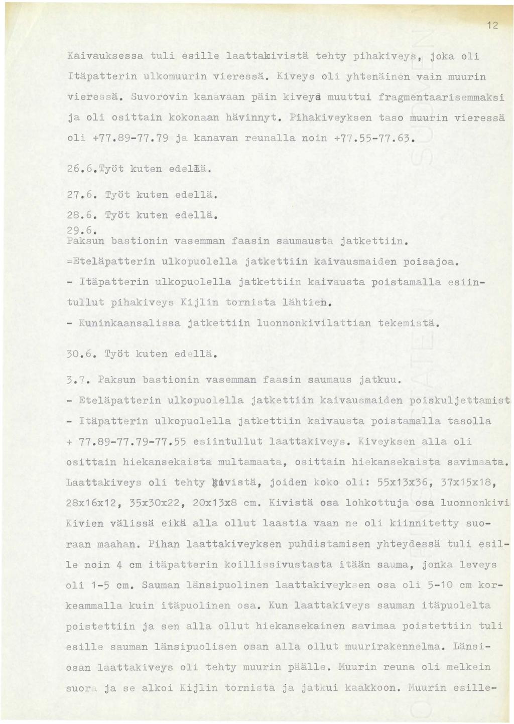 12 Kaivauksessa tuli esil le laattaroivistä tehty pihakiveys, joka oli Itäpatterin ulkomuurin vieressä. Kiveys oli yhtenäinen vain muurin vieressä.