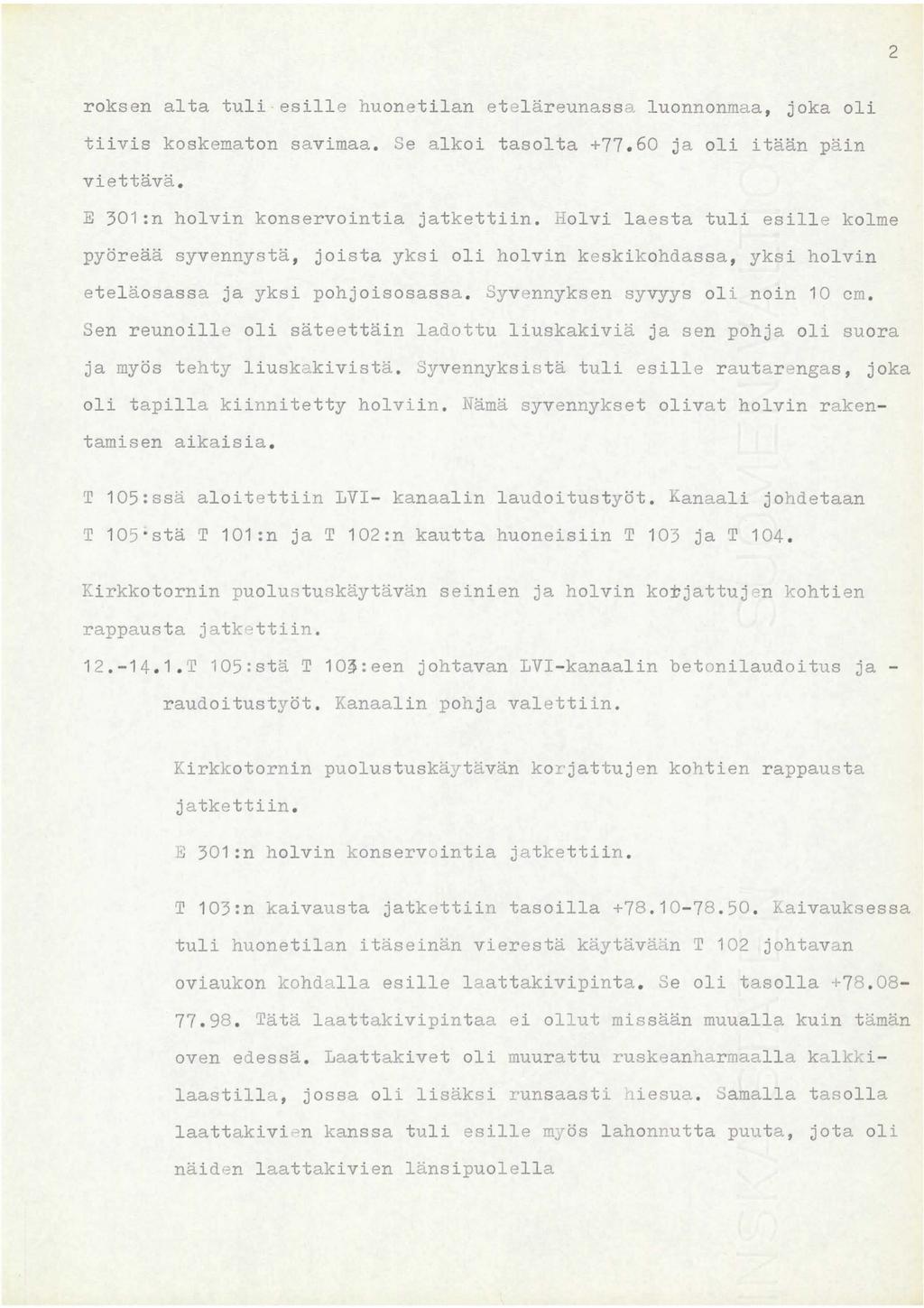 2 roksen alta tuli esille huonetilan e t el ä r eunassn. luonnonmaa, joka oli tiivis koskematon savimaa. Se alkoi tasolta +77.60 j a oli itään päin viettävä. E 301:n holvin konservointia jatkettiin.