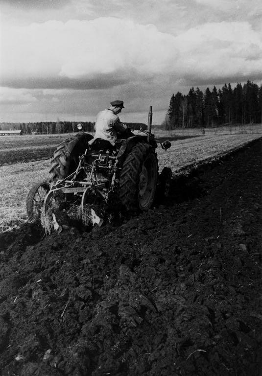 1950 luvulla Suomi oli pienyrittäjyyden varaan rakentuva maatalousyhteiskunta Ei työaikaa Työ ja