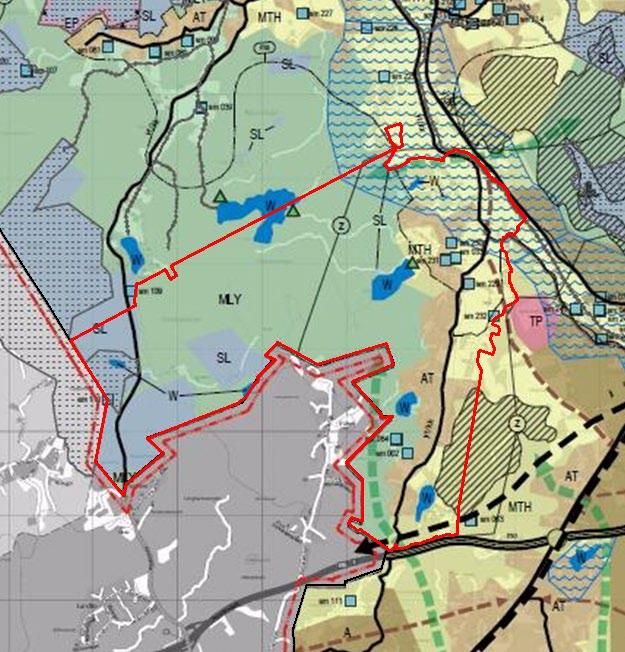 Alueella on lisäksi luonnonsuojelualueita (SL) ja vesialueita (W).