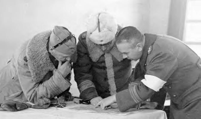 TYKISTÖ TAISTELEE TULELLAAN Talven 1937 suuri kertausharjoitus osoitti, että tykistön ja jalkaväen yhteistoiminnassa oli edelleen parannettavaa.
