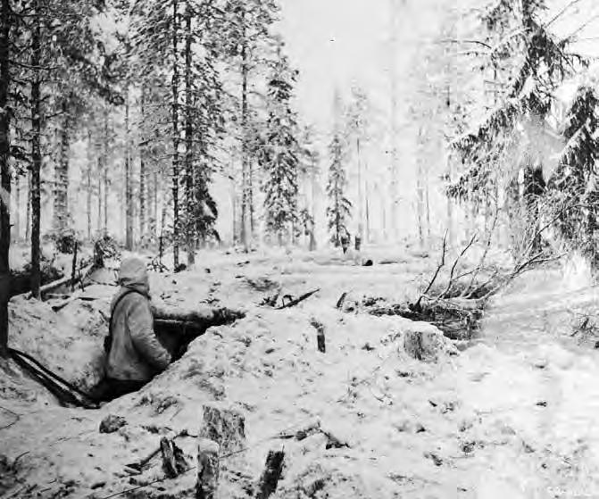 TYKISTÖ TAISTELEE TULELLAAN Tykistön tulenjohtokorsu talvisodassa. Kuva SA-kuva. poikkesi tyystin hänen aikaisemmista kokemuksistaan erilaisissa harjoituksissa.