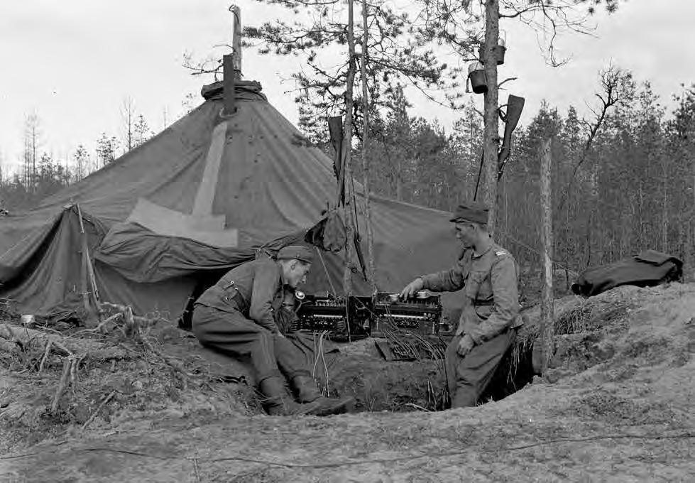 JATKOSOTA Perusratkaisuna viestiyhteyksiä rakennettaessa oli se, että tulenjohtueet yhdistettiin yleensä pataljoonan komentopaikan läheisyydessä olevaan tulenjohtokeskukseen, josta edelleen oli suora