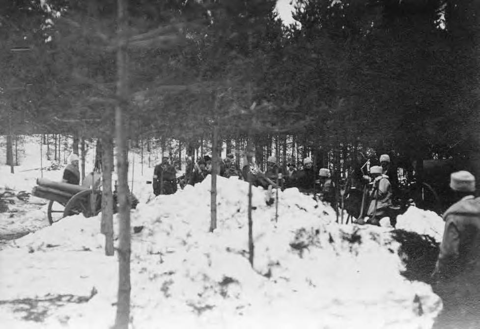 SUOMALAISEN TYKISTÖTAKTIIKAN JUURET Valkoisten haupitsi Karjalan ja Savon rintamalla keväällä 1918. Kuva Sotamuseo. valmistelu pohjustamaan jalkaväen hyökkäystä.