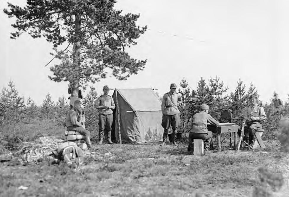 TYKISTÖ TAISTELEE TULELLAAN 1930-luvun lopun tykkimäärät eivät mahdollistaneet tukipatteristojen määräämistä kaikille etulinjan jalkaväkijoukoille.