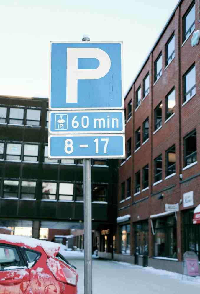 Kaupungeissa maa-alueet maksavat paljon ja siksi parkkipaikoista