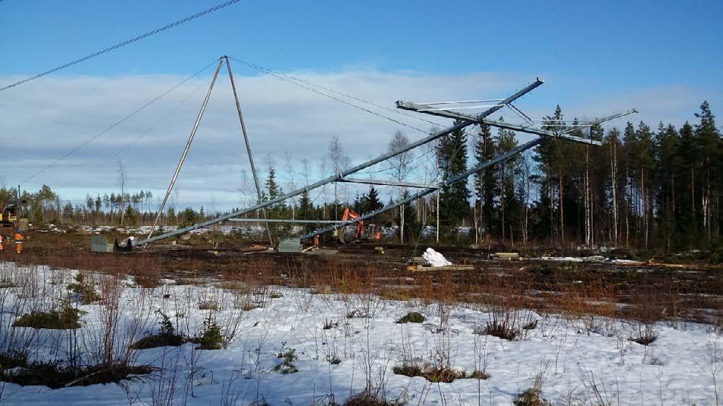 18 35TYmpäristövaikutusten arviointiohjelma Seuraavana työvaiheena pystytetään pylväät. Nykyiselle johtoalueelle rakennettaessa työvaihetta edeltää vanhojen rakenteiden purku.