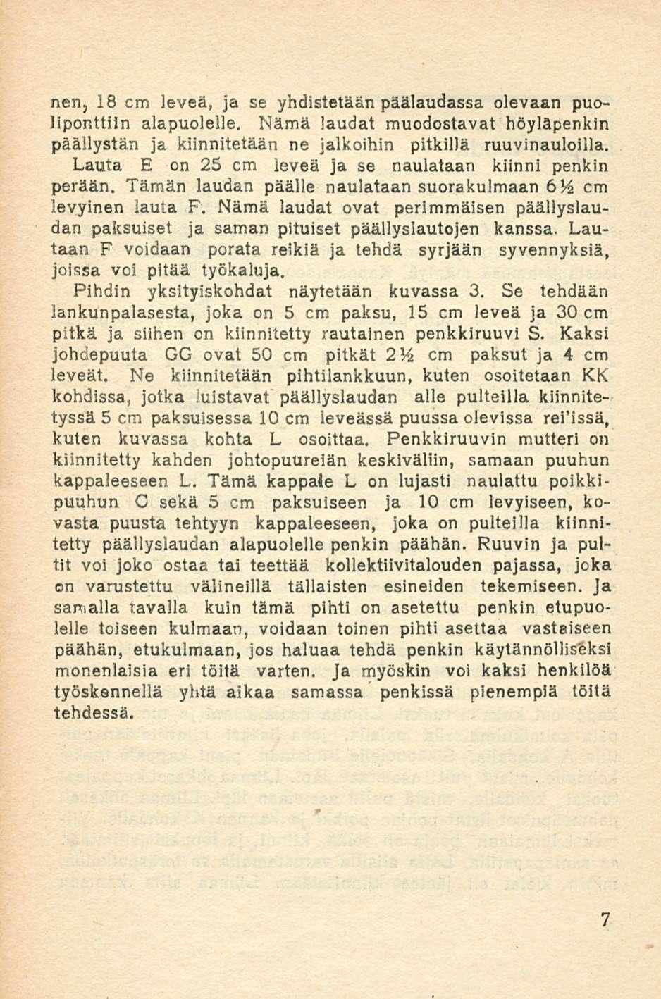 nen, 18 cm leveä, ja se yhdistetään päälaudassa olevaan puoliponttiän alapuolelle. Nämä laudat muodostavat höyläpenkin päällystän ja kiinnitetään ne jalkoihin pitkillä ruuvinauloiila.