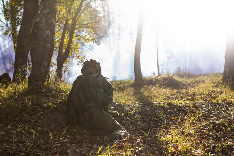 Opintojen aikana tehdään myös toinen väliarvostelu kolmannen opiskeluvuoden syyslukukauden loppuun mennessä, jossa opiskelijat valitsevat työelämävaiheen aikaisen joukko-osastonsa.