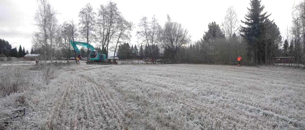 Havainto A (P: 6823045, I: 227243) Pellon reunassa kulkevassa kaapelikaivannossa oli noin 7 m matkalla havaittavissa turvekerroksen alainen, sekoittunut hiekkakerros.