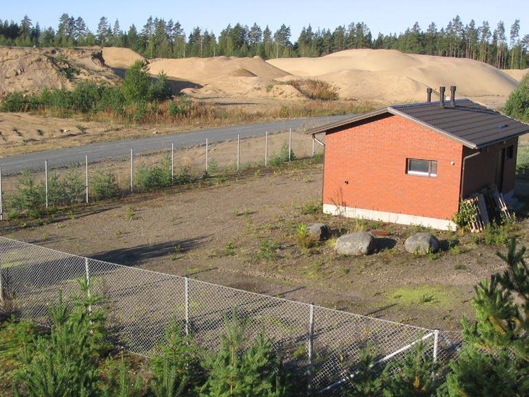 kk:n pohjavesialueen (98) Kirkonkylän vedenottamolle on määritelty vesilain mukainen suoja-alue. Suoja-alue kattaa lähes koko pohjavesialueen.