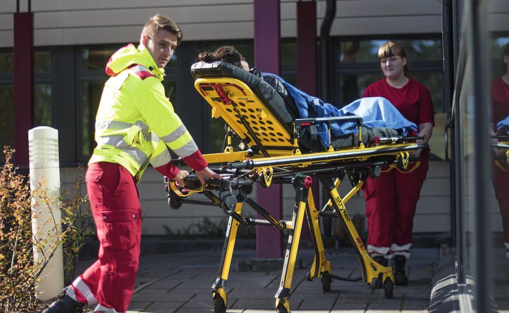 SOSIAALI JA TERVEYSALAN PERUSTUTKINTO LÄHIHOITAJA Lähihoitaja työskentelee ihmisten kanssa ja heitä varten. Hän kohtaa eri elämänvaiheissa olevat asiakkaat ja potilaat yksilöinä.