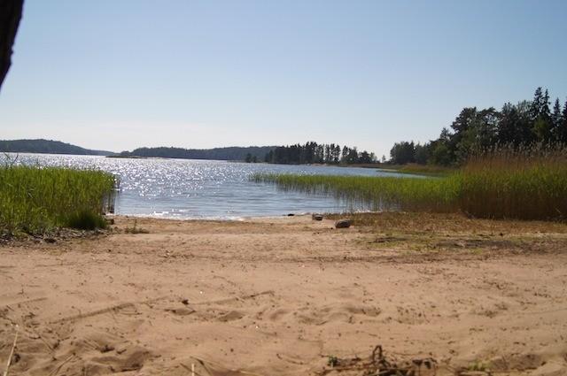 Viihtyisä, 1990 rakennettu hirsimökki isolla 70 m2 terassilla ja merinäköalalla.