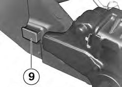 9 118 malla jarrusatulan kannatinta 8 taaksepäin ja irrota se. Ketjupyörä ja väliholkit vasemmalla ja oikealla ovat löyhästi pyörässä. Irrottaessasi varo vaurioittamasta tai kadottamasta näitä osia.