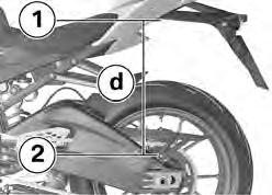 4 48 Käyttö z Pidä moottoripyörä pystysuorassa ja mittaa etäisyys d rekisterikilven kannattimen alareunan 1 ja ketjunsuojuksen ruuvin 2 välillä. Pyydä kuljettajaa asettumaan moottoripyörän kuormaksi.
